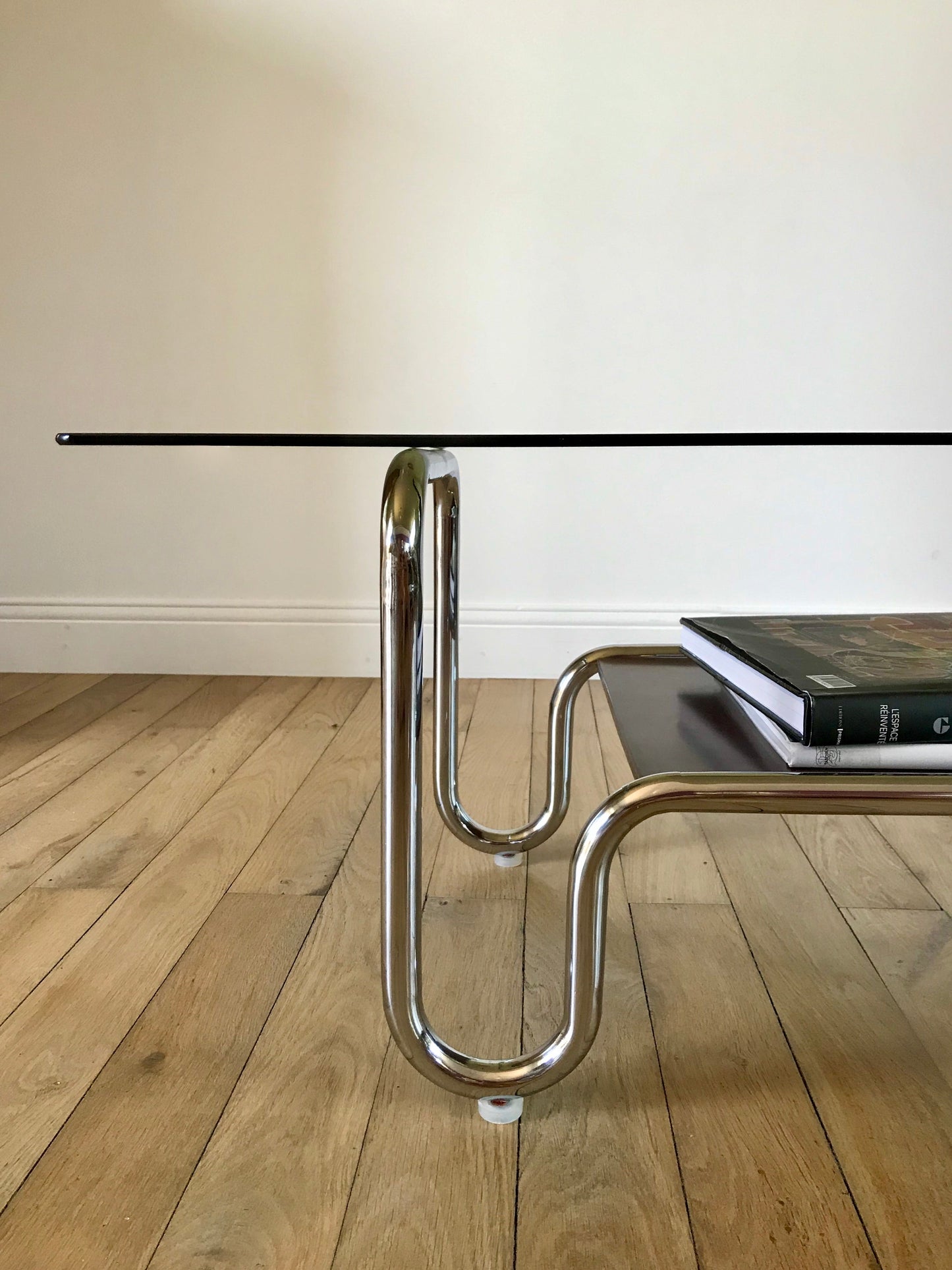 Table basse tubulaire en chrome et verre fumé design années 60-70