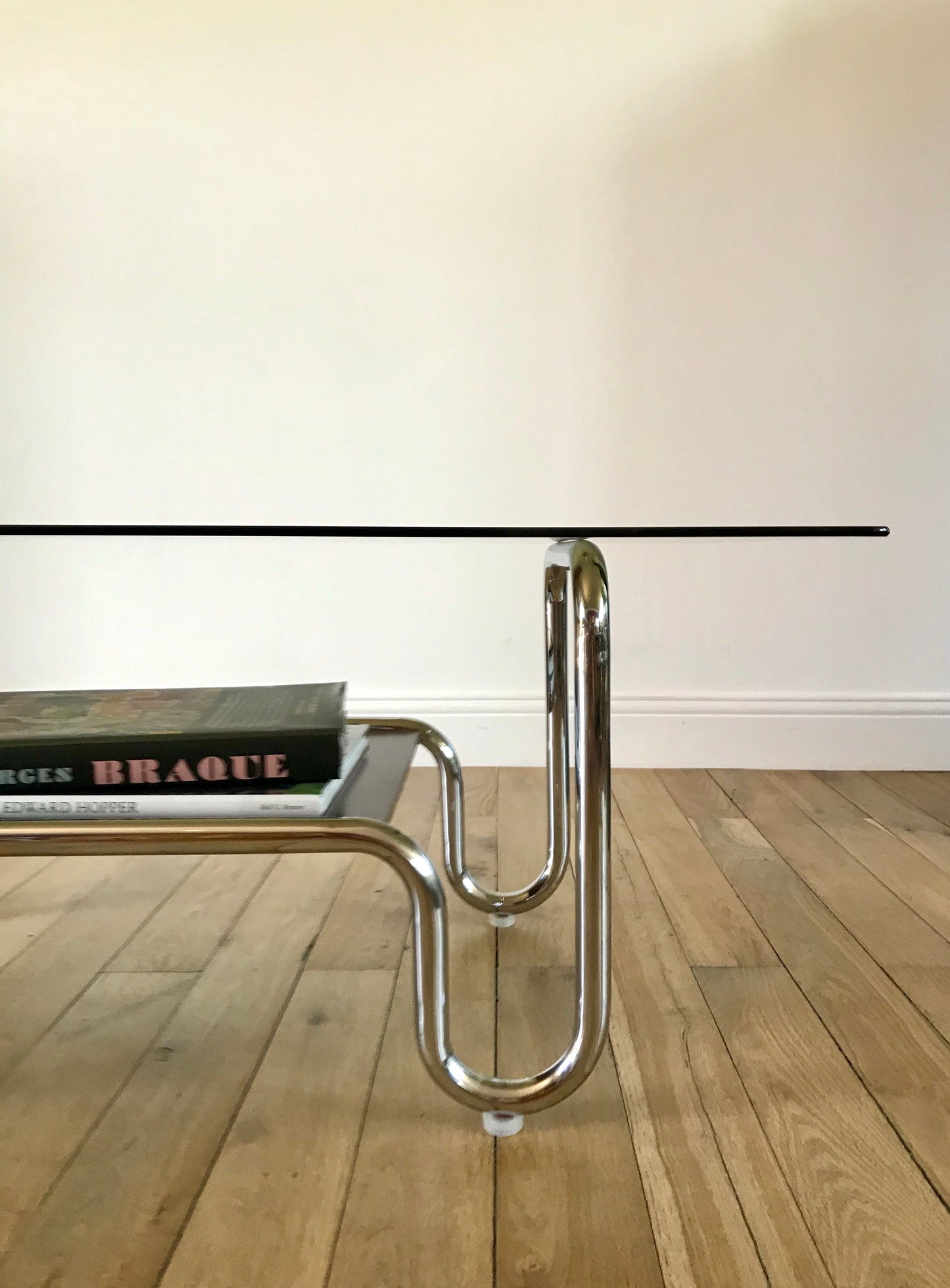 Table basse tubulaire en chrome et verre fumé design années 60-70