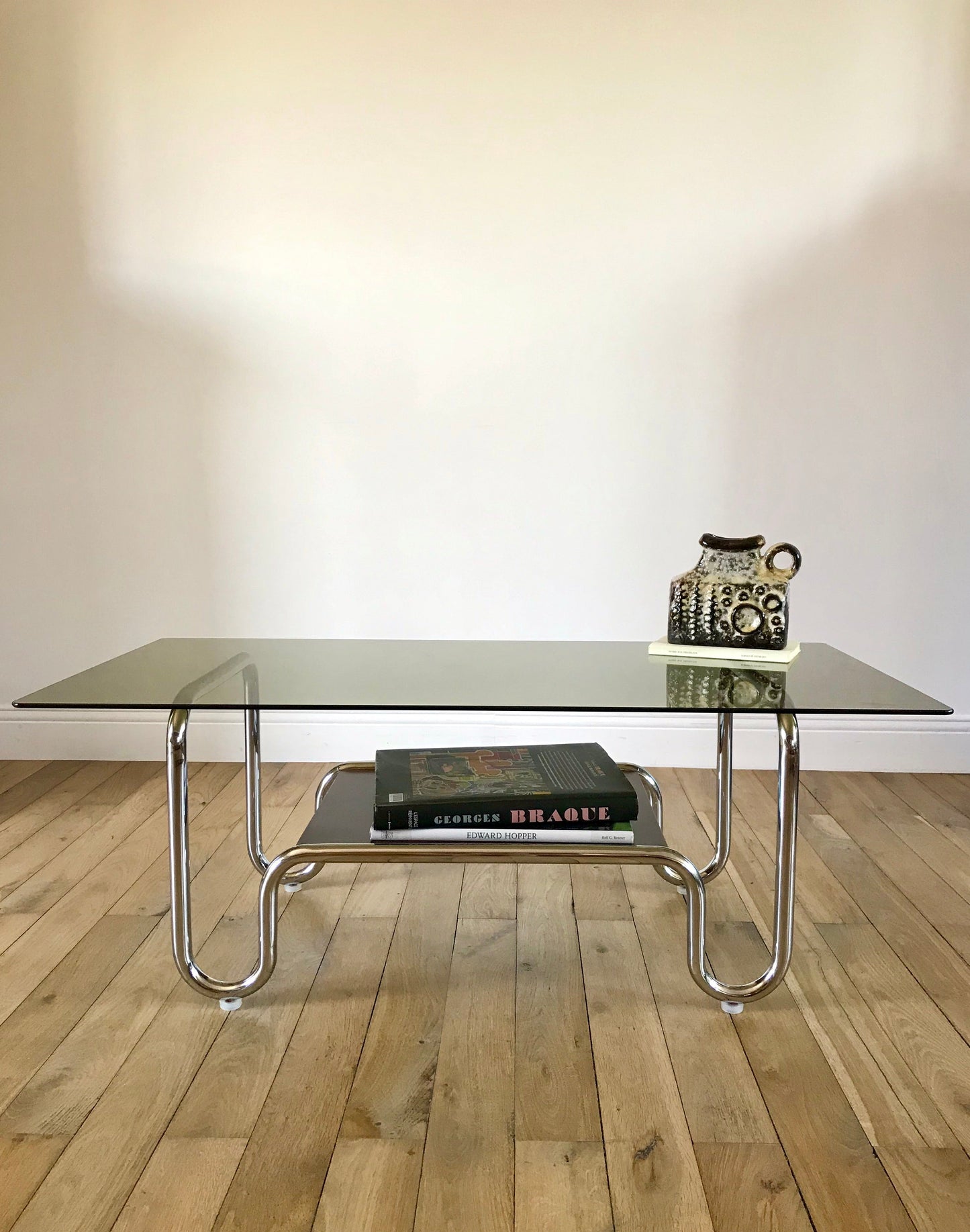 Table basse tubulaire en chrome et verre fumé design années 60-70